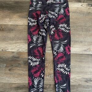 Fabletics 7/8 Black capris with Pink and White Leaf Print NWT size XS
